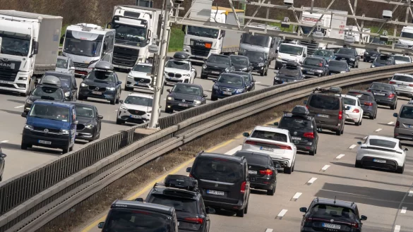 Autos und Lastwagen fahren auf der Autobahn 99 am Autobahnkreuz M&uuml;nchen-S&uuml;d. - &copy; Peter Kneffel/dpa