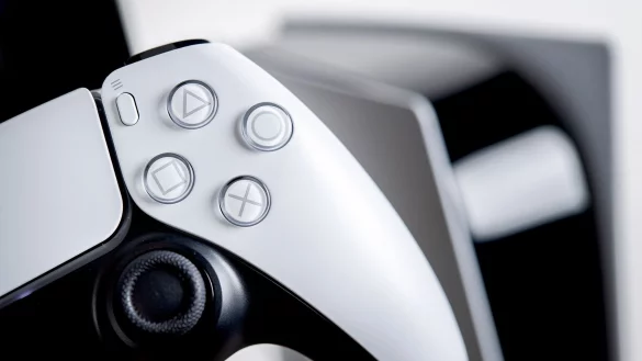 Der Controller einer Playstation 5. - &copy; Zacharie Scheurer/dpa-tmn/Archivbild.