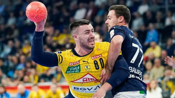 L&ouml;wen-Kreisl&auml;ufer Jannik Kohlbacher (l) im Zweikampf mit dem Hamburger Dani Baijens. - &copy; Uwe Anspach/dpa