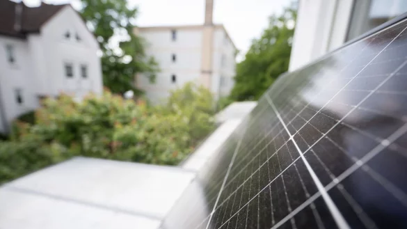 Ein Balkonkraftwerk h&auml;ngt an einem Balkon. - &copy; Sebastian Christoph Gollnow/dpa