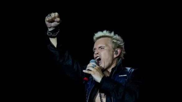 Der britische S&auml;nger Billy Idol tritt bei einem Musikfestival in Rio de Janeiro auf. - &copy; Bruna Prado/AP/dpa