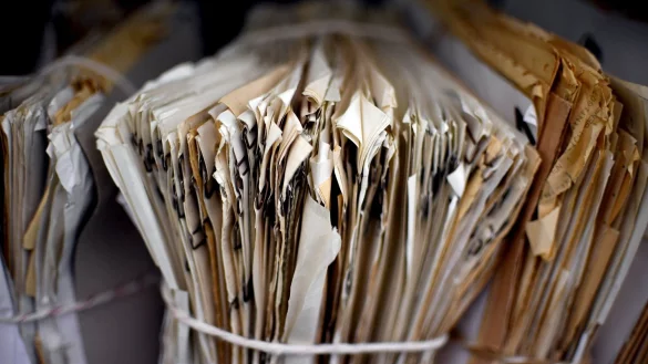 Akten im Archiv des Bundesbeauftragten f&uuml;r die Unterlagen der Staatssicherheit der ehemaligen DDR (BStU). Besch&auml;ftigte der Stasi hatten 1989 und 1990 in gro&szlig;em Stil Akten des Geheimdienstes geschreddert. - &copy; Britta Pedersen/dpa-Zentralbild/dpa