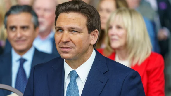 Der Republikaner Ron DeSantis stichelt gegen Donald Trump. Ihm werden gro&szlig;e Chancen als Pr&auml;sidentschaftsbewerber nachgesagt. - &copy; Damian Dovarganes/AP/dpa