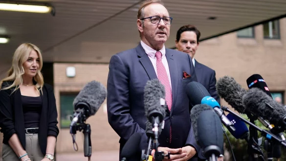 Kevin Spacey spricht vor dem Southwark Crown Court in London. - &copy; Alberto Pezzali/AP/dpa