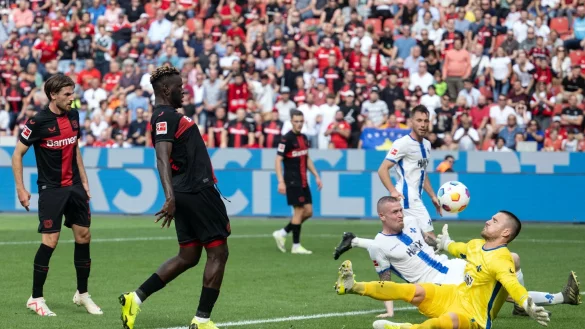 Victor Boniface (2.v.l) traf beim Bayer-Sieg gegen Darmstadt zweimal. - &copy; Bernd Thissen/dpa