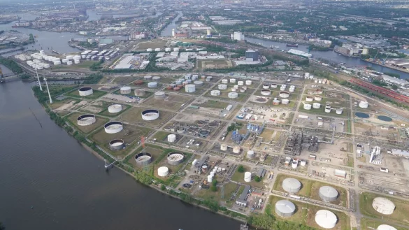 &Ouml;ltanks der Shell-Raffinerie im Hamburger Hafen. - &copy; Marcus Brandt/dpa