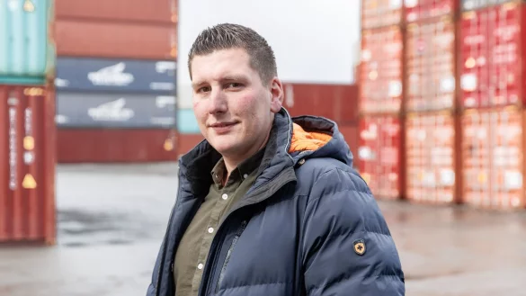 Von der Leidenschaft zum Beruf: Disponent Benjamin Puck war schon als Kind von den Containern und Lkws am Hamburger Hafen fasziniert. - &copy; Markus Scholz/dpa-tmn
