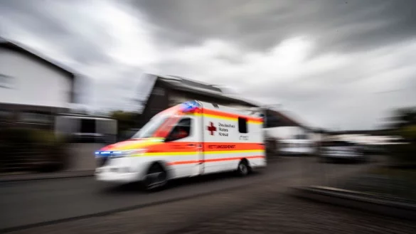 Ein Rettungswagen fährt über die Straße. - © Boris Roessler/dpa/Symbolbild