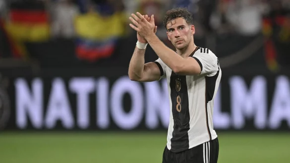 Deutschlands Leon Goretzka applaudiert den Fans nach dem Spiel. - &copy; Bernd Thissen/dpa