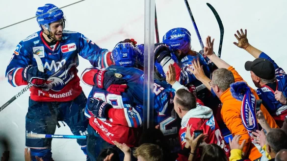 Nach einem 0:3-R&uuml;ckstand gingen die Adler Mannheim gegen die K&ouml;lner Haie noch als Sieger vom Eis. - &copy; Uwe Anspach/dpa