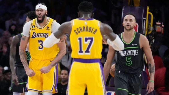 Anthony Davis (l) und Dennis Schr&ouml;der (M) bejubeln einen Lakers-Treffer. - &copy; Marcio Jose Sanchez/AP