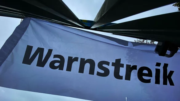 "Warnstreik" steht auf einem Transparent. - &copy; Paul Zinken/dpa/Symbolbild