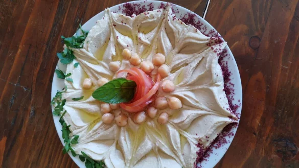 Hummus ist in Deutschland deutlich bekannter als die Auberginengerichte Baba Ganoush oder Mutabal. Aber meist werden sie zusammen als Vorspeisen serviert. - &copy; Geraldine Friedrich/dpa-tmn