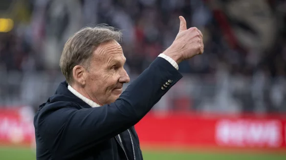 Dortmunds Gesch&auml;ftsf&uuml;hrer Hans-Joachim Watzke zeigt vor einem Spiel den erhobenen Daumen. - &copy; Bernd Thissen/dpa
