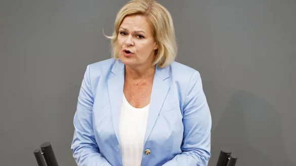 Bundesinnenministerin Nancy Faeser weist die Vorwürfe zur Absetzung von Ex-BSI-Chef Arne Schönbohm zurück. - © Carsten Koall/dpa