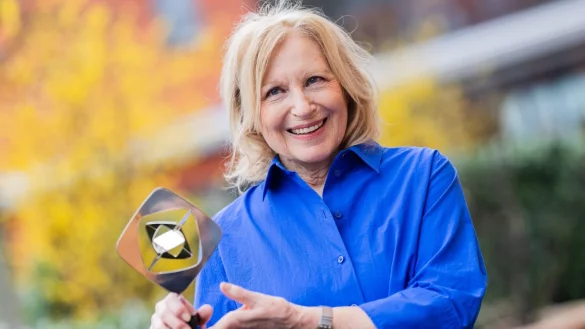 Maren Kroymann zeigt ihren Preis bei der Bekanntgabe von Gewinnerinnen und Gewinner der Grimme-Preise. - &copy; Rolf Vennenbernd/dpa