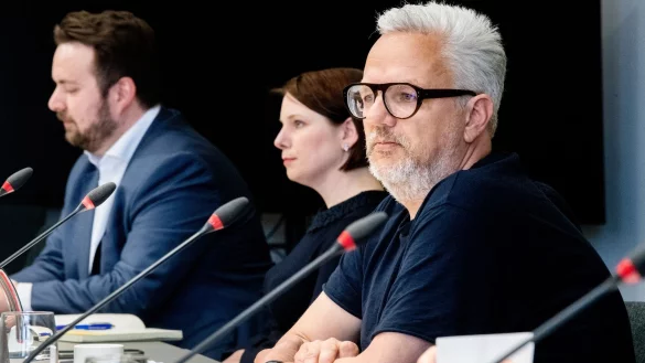 Florian Pfeffer (r-l), Landesvorstandssprecher von B&uuml;ndnis 90/Die Gr&uuml;nen, Julia Tiedemann, Landesvorsitzende der B&uuml;rger in Wut (BiW) in Bremen, und Claas Bansemer, Generalsekret&auml;r der FDP in Bremen. - &copy; Philip Dulian/dpa