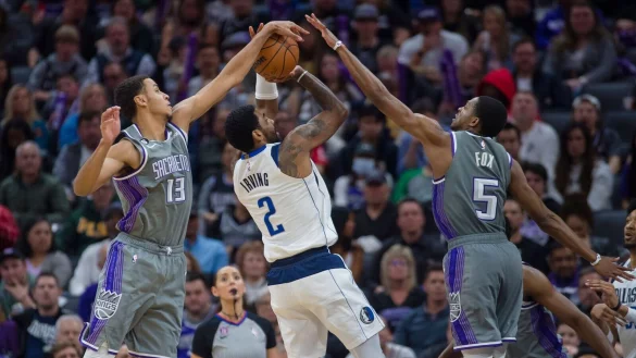 Kyrie Irving (M.) war erneut Topscorer der Mavs. - &copy; Randall Benton/AP/dpa