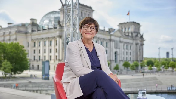 SPD-Bundesvorsitzende Saskia Esken zu Gast im ARD-Sommerinterview. - © Joerg Carstensen/dpa
