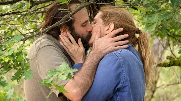Charlotte (Sandrine Kiberlain) und Simon (Vincent Macaigne) haben eine Aff&auml;re. - &copy; Pascal Chantier/Neue Visionen Filmverleih/dpa