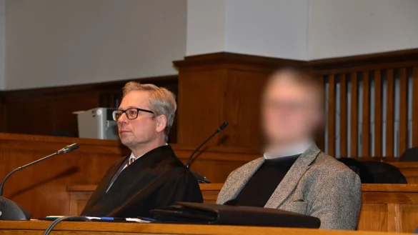 Der Angeklagte (r) neben seinem Anwalt im Landgericht Saarbr&uuml;cken. Er muss sich wegen des Verdachts der sexuellen N&ouml;tigung verantworten. - &copy; BeckerBredel/dpa