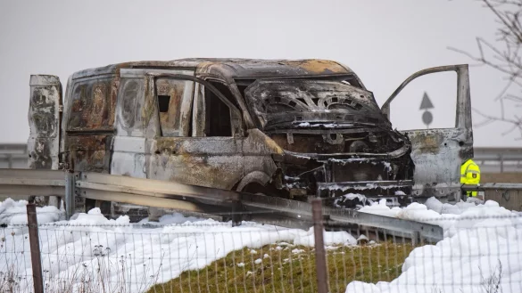 Ein ausgebrannter Geldtransporter steht an der Anschlussstelle Gützkow. - © -/dpa
