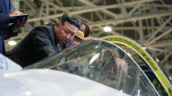 Nordkoreas Machthaber Kim Jong Un betrachtet das Cockpit eines Militärjets. - © ---/Khabarovsky Krai Region Government/AP/dpa