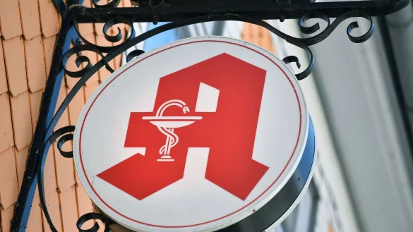 Das Apothekenzeichen h&auml;ngt an einer Hausfassade. - &copy; Martin Schutt/dpa-Zentralbild/dpa/Symbolbild