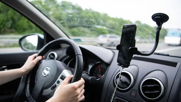 Smartphones und Displays im Auto lenken Fahrer laut einer Studie gef&auml;hrlich oft von der Stra&szlig;e ab. - &copy; Melissa Erichsen/dpa