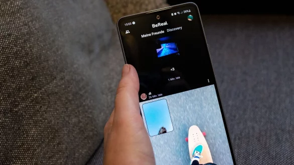 Einmal am Tag fordert &laquo;BeReal&raquo; per Push-Nachricht auf, eine Foto-Kombo aus Selfie und Umgebungsbild zu schie&szlig;en und hochzuladen. - &copy; Laura Ludwig/dpa-tmn