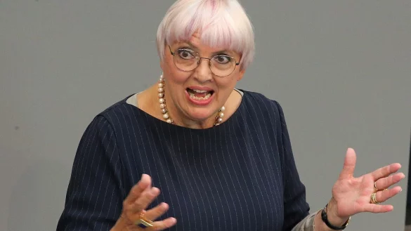 Kulturstaatsministerin Claudia Roth (B&uuml;ndnis 90/Gr&uuml;ne) erhielt w&auml;hrend ihres Gru&szlig;wortes beim &laquo;Jewrovision&raquo;-Wettbewerb Buhrufe. - &copy; Wolfgang Kumm/dpa