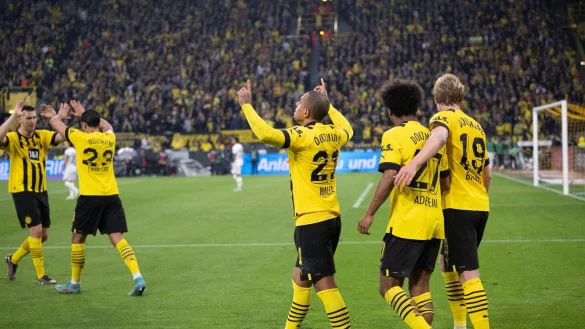 Meisterlicher Auftritt: Dortmunds Donyell Malen (M) jubelt &uuml;ber seinen Treffer zum 4:0. - &copy; Bernd Thissen/dpa