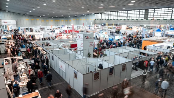 Besucher laufen durch die Messehalle. Die Besuchermesse &bdquo;Intermodellbau&ldquo; &ouml;ffnet ihre Tore in Dortmund. - &copy; Fabian Strauch/dpa