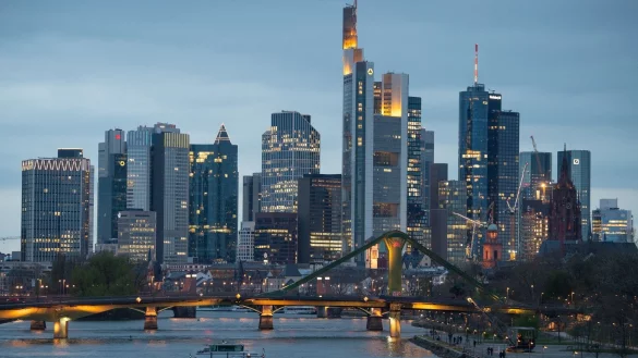 Die Bankenskyline in Frankfurt am Main: Im Auftrag der Bafin wurden 100 Testk&auml;ufe von Finanzprodukten in 16 Banken und Sparkassen durchgef&uuml;hrt. - &copy; Boris Roessler/dpa