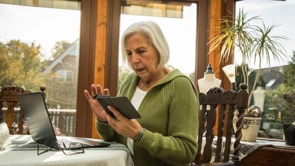 Verwandte mit kaputtem Handy in Not? - Da sind Misstrauen und ein Anruf auf der altbekannten Nummer der- oder desjenigen angebracht. - &copy; Christin Klose/dpa-tmn