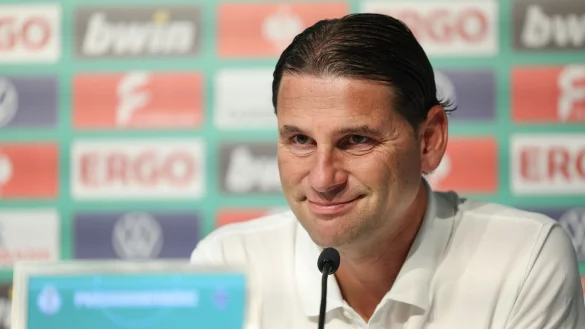 Gladbachs Trainer Gerardo Seoane spricht bei der Pressekonferenz nach dem Spiel. - &copy; Friso Gentsch/dpa