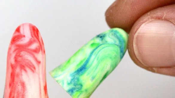 Angepasster H&ouml;rschutz ist nur in bestimmten Einzelf&auml;llen notwendig. Einfache Ohrst&ouml;psel sind f&uuml;r Fl&uuml;ge auch ausreichend. - &copy; Frank May/dpa/dpa-tmn