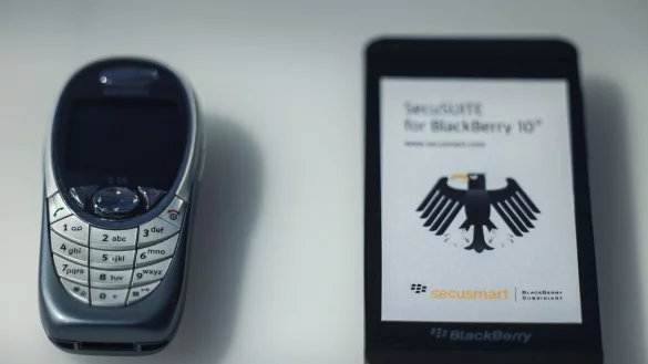 Das Nokia-Handy von Angela Merkel neben einem abh&ouml;rsicheren Blackberry. - &copy; Oliver Berg/dpa