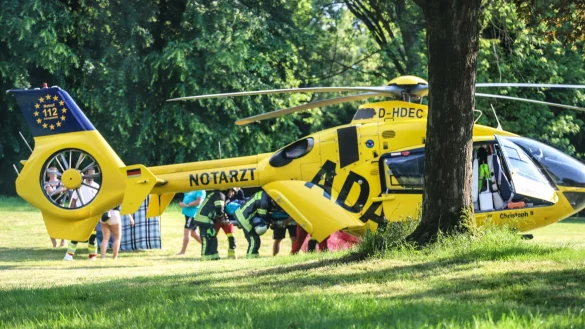 Ein Rettungshubschrauber ist im Naturbad am See im Einsatz. - &copy; Alex Talash/dpa
