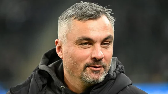 Schalkes Cheftrainer Thomas Reis vor dem Spiel. - &copy; Federico Gambarini/dpa