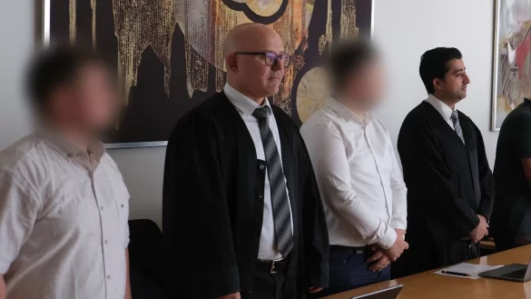 Zwei Angeklagte stehen mit ihren Anw&auml;lten Cem Kilic (2.v.l.) und Zubair Khan (r) im Gerichtssaal. - &copy; Marc Herwig/dpa