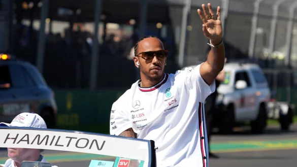 Lewis Hamilton ist zufrieden bei Mercedes. - © Scott Barbour/AP/dpa