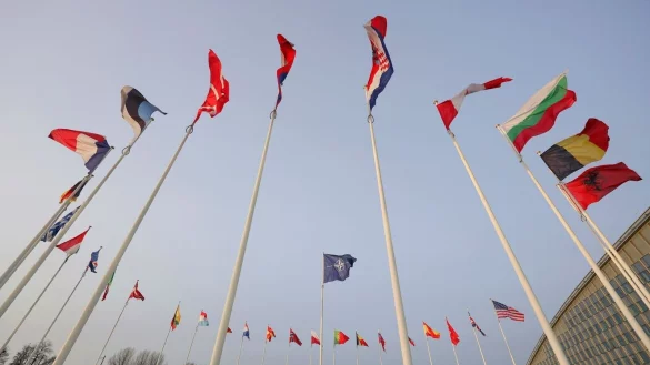 Der Abr&uuml;stungsvertrag &laquo;New Start&raquo; regelt die Atomwaffenarsenale der USA und Russland - doch die Nato sieht einen Vertragsbruch. - &copy; Olivier Matthys/AP/dpa