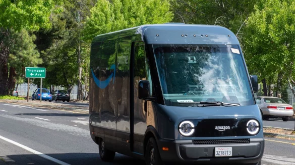 Ein speziell für Amazon entwickelter Elektro-Lieferwagen des Herstellers Rivian ist im kalifornischen Silicon Valley unterwegs. - © Andrej Sokolow/dpa
