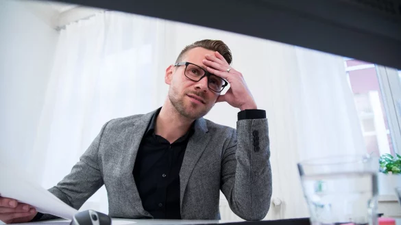 Eine E-Mail nach der anderen, st&auml;ndig Anrufe und etliche Meetings? Wer im Job st&auml;ndig abgelenkt wird, sollte sich f&uuml;r Aufgaben, die Konzentration erfordern, Zeitfenster im Kalender blockieren. - &copy; Christin Klose/dpa-tmn