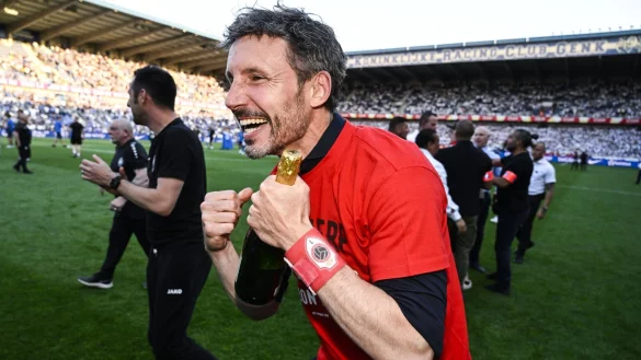 Der 46-j&auml;hrige Mark van Bommel, Cheftrainer vom FC Antwerpen, jubelt nach dem Titelgewinn. - &copy; Tom Goyvaerts/Belga/dpa