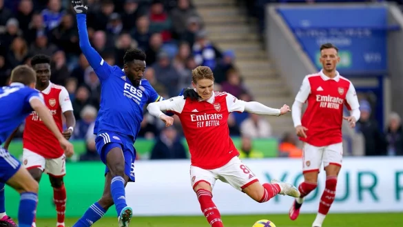 Arsenals Martin Odegaard (M) schie&szlig;t auf das Tor von Leicester City. - &copy; Nick Potts/PA Wire/dpa