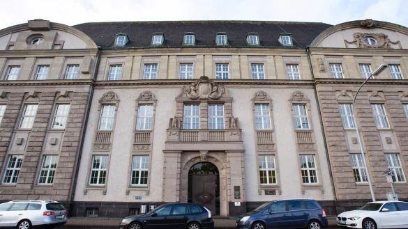 Am Landgericht Saarbrücken ist der Prozess gegen eine Mutter zuende gegangen, die ihre Kinder vom Balkon geworfen hat. - © Oliver Dietze/dpa