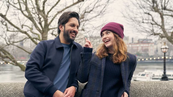 Shazad Latif (l) als Kazim und Lily James als Zoe in einer Szene des Films "What's love got to do with it?". - &copy; Robert Viglasky/Studiocanal GmbH/dpa