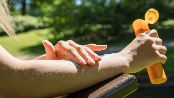 Auch die Fr&uuml;hjahrssonne hat schon ordentlich Kraft. Bevor man die Sonnencreme aus dem Vorjahr auftr&auml;gt, sollte man pr&uuml;fen, ob sie noch haltbar ist. - &copy; Christin Klose/dpa-tmn